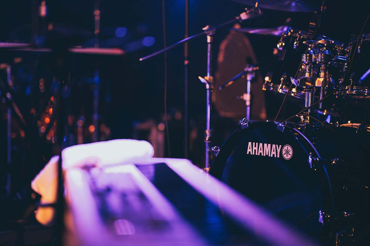 musical instrument Yamaha drum set crowd